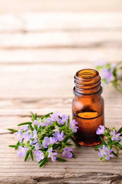 Massageolie Rozemarijn Bloemen Het Houten Bord — Stockfoto