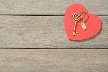 Kırmızı kalp ve anahtarı