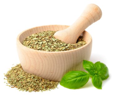 Beyaz arka plan üzerinde izole ahşap harç, kurutulmuş fesleğen