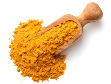 Beyaz arka plan üzerinde izole zerdeçal tozu içinde ahşap kepçe