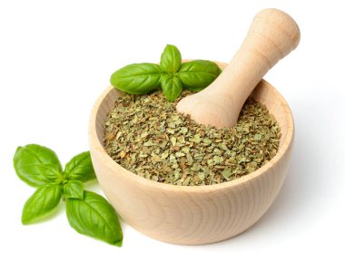 Beyaz arka plan üzerinde izole ahşap harç, kurutulmuş fesleğen