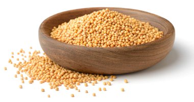 Beyaz zemin üzerinde sarı hardal tohumları izole