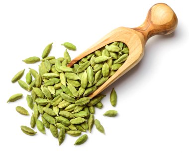 Beyaz arka plan üzerinde izole kurutulmuş kakule, yakın çekim