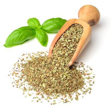 Beyaz arka plan üzerinde izole kurutulmuş fesleğen yaprakları