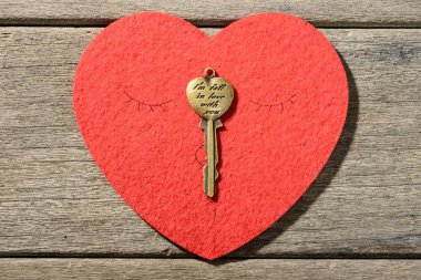 Kırmızı kalp ve anahtarı