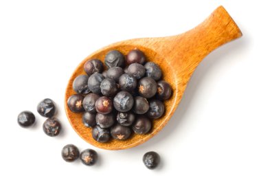 Beyaz arka plan üzerinde izole kurutulmuş ardıç meyveleri