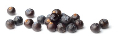 Beyaz arka plan üzerinde izole kurutulmuş ardıç meyveleri