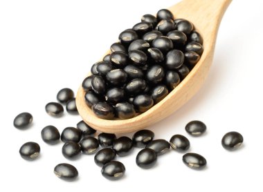 Siyah fasulyeler beyaz arkaplanda izole.