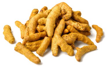 Beyaz arka plan üzerinde izole kurutulmuş zerdeçal, yakın çekim