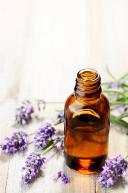 Ahşap masa üzerinde kehribar şişe Lavanta esansiyel yağı
