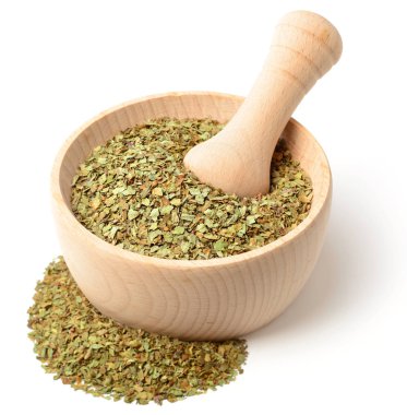 Beyaz arka plan üzerinde izole ahşap harç, kurutulmuş fesleğen