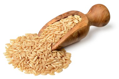 Beyaz arka plan üzerinde izole çiğ yulaf