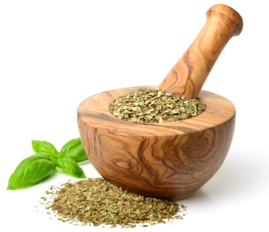 Kuru ot, ahşap harç içinde fesleğen yaprakları beyaz arka plan üzerinde izole