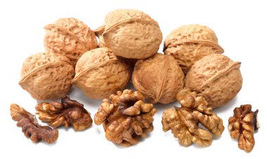 Beyaz arkaplanda izole edilmiş cevizler