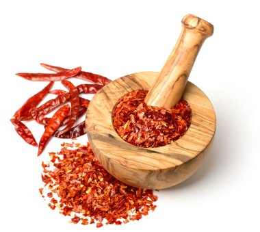 Beyaz arka plan üzerinde izole kırmızı biber pul ahşap harç içinde kurutulmuş