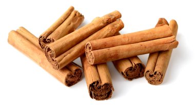 Tarçın sopa beyaz arka plan üzerinde izole kapatmak