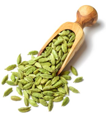 Beyaz arka plan üzerinde izole kurutulmuş kakule, yakın çekim