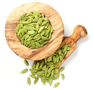 Beyaz arka plan üzerinde izole kurutulmuş kakule, yakın çekim