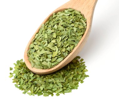 kıyılmış tarhun üzerinde izole beyaz arka plan bırakır