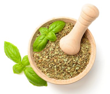 Beyaz arka plan üzerinde izole ahşap harç, kurutulmuş fesleğen