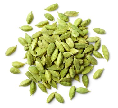 Kurutulmuş kakule üzerinde beyaz izole closeup