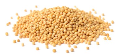 Beyaz zemin üzerinde sarı hardal tohumları izole