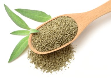 kurutulmuş adaçayı toz beyaz arka plan üzerinde izole