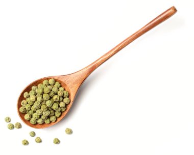 Beyaz arka plan üzerinde izole kurutulmuş yeşil karabiber