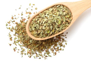 Beyaz arka plan üzerinde izole tahta kaşık kuru fesleğen yaprağı