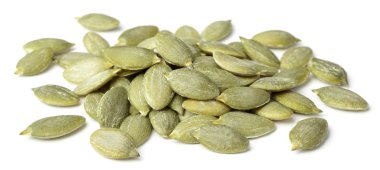 Beyaz arka plan üzerinde izole çiğ kabak çekirdeği