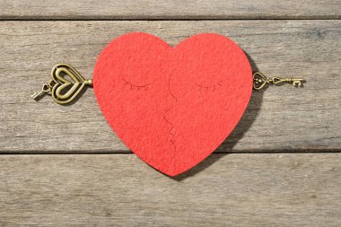 Kırmızı kalp ve anahtarı