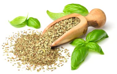 Kuru ot, ahşap kepçe içinde fesleğen yaprakları beyaz arka plan üzerinde izole