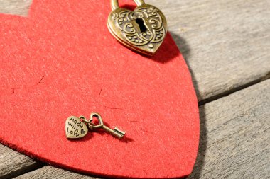 bronz kalp şekli kilit ve anahtar
