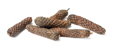 Kurutulmuş uzun biber beyaz arka plan üzerinde izole kapatmak