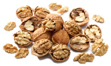 Beyaz arkaplanda izole edilmiş cevizler