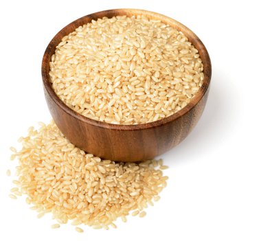 pişmemiş kahverengi pirinç wooen kasede beyaz arka plan üzerinde izole