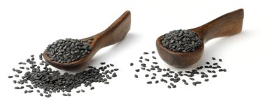 tahta kaşık, beyaz arka plan üzerinde izole içinde siyah susam