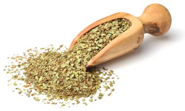 Beyaz arka plan üzerinde izole kurutulmuş fesleğen yaprakları