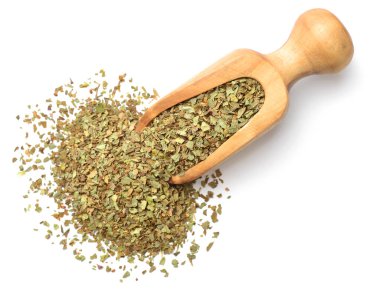 Beyaz arka plan üzerinde izole kurutulmuş fesleğen yaprakları