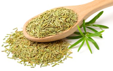 kuru otlar, tahta kaşık, beyaz arka plan üzerinde izole Kurutulmuş biberiye yaprağı