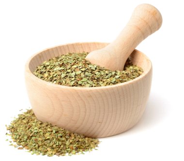 Beyaz arka plan üzerinde izole ahşap harç, kurutulmuş fesleğen