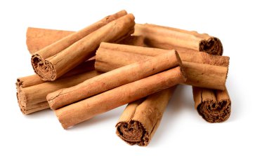 Tarçın sopa beyaz arka plan üzerinde izole kapatmak