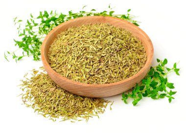 Beyaz arka plan üzerinde izole kurutulmuş kekik yaprakları