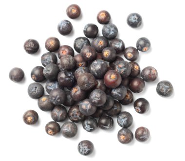 Beyaz arka plan üzerinde izole kurutulmuş ardıç meyveleri