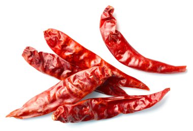 Beyaz arka plan üzerinde izole kurutulmuş kırmızı biber