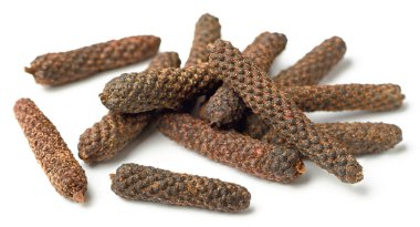 Uzun biber, beyaz arka plan üzerinde izole piper longum kurutulmuş