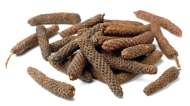 Uzun biber, beyaz arka plan üzerinde izole piper longum kurutulmuş