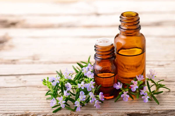 Rozemarijn Etherische Olie Bloemen Het Houten Bord — Stockfoto