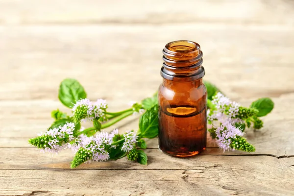 Pepermunt Etherische Olie Pepermunt Bloemen Houten Tafel — Stockfoto