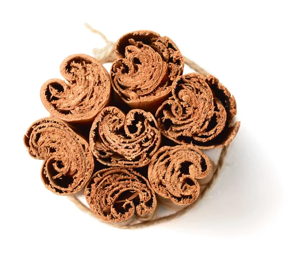 Tarçın sopa beyaz arka plan üzerinde izole kapatmak